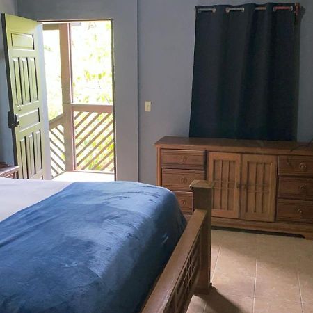 Airport Inn Roatan Exteriér fotografie