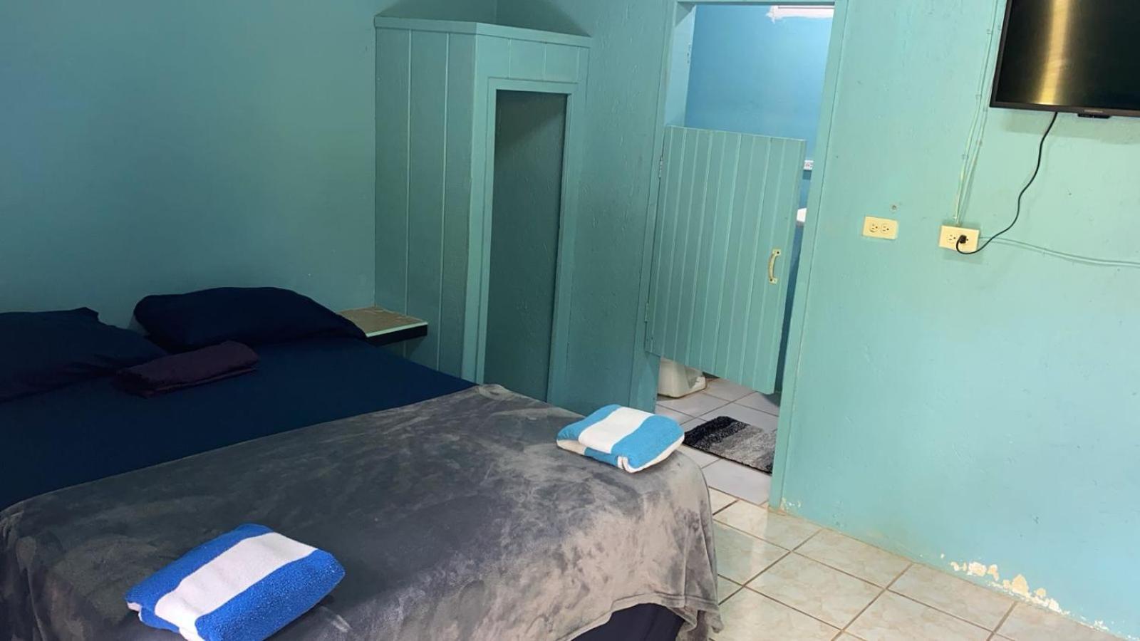Airport Inn Roatan Exteriér fotografie