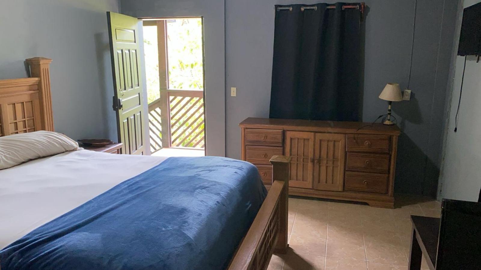 Airport Inn Roatan Exteriér fotografie